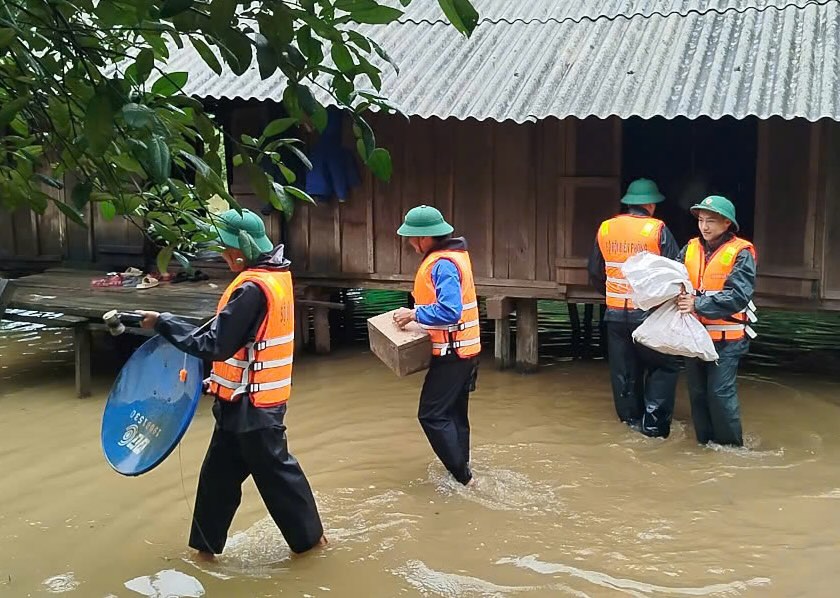 Quang Binh Los guardias fronterizos reubicaron urgentemente a 10 hogares en areas de inundacion. Foto: Guardia fronteriza