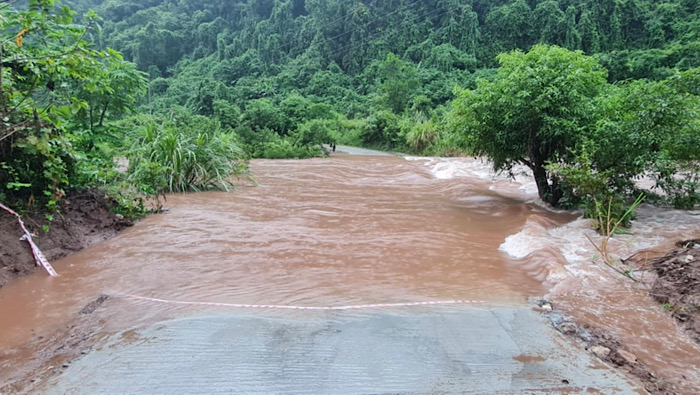 Mua lon khien nhieu doan duong o tinh Quang Binh ngap nuoc. Anh: Van Trang