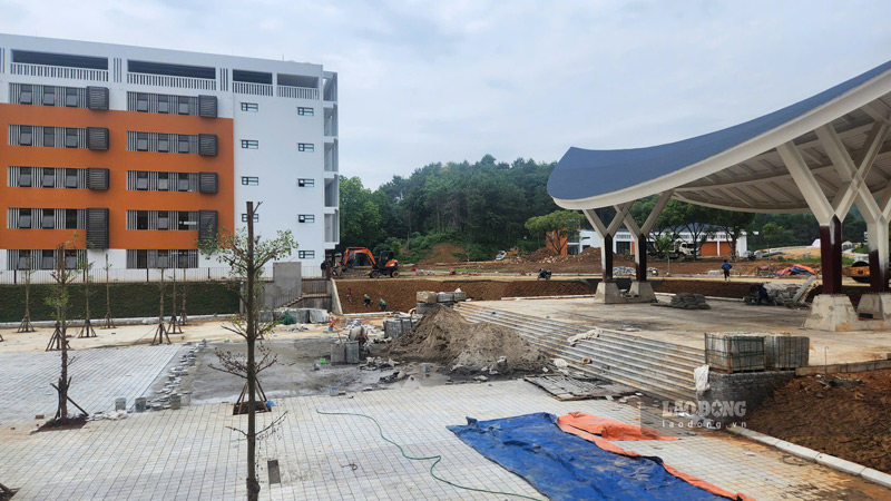 Một số công nhân khác đang làm các hạng mục phụ trợ. Ảnh: Đinh Đại