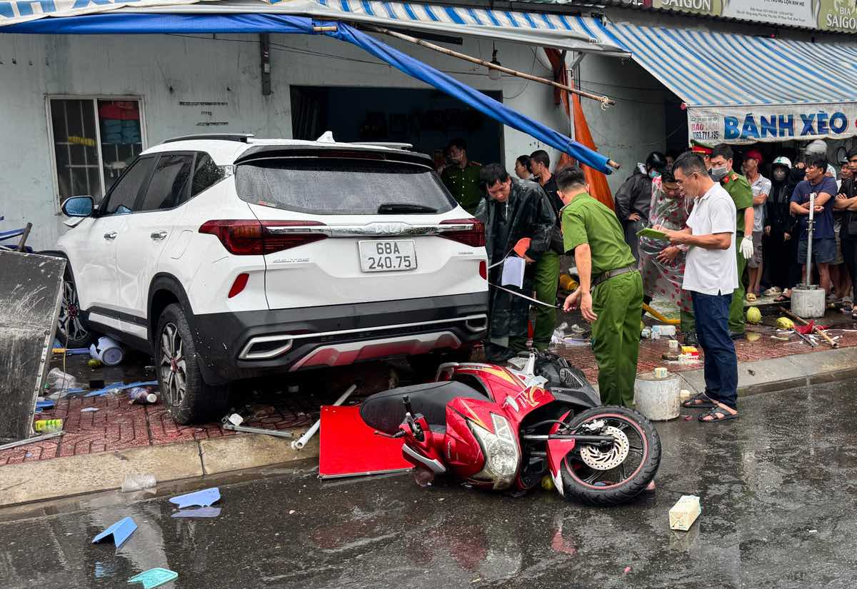 The car collided with a motorbike and crashed into a house, killing one person. Photo: Duy Tuan
