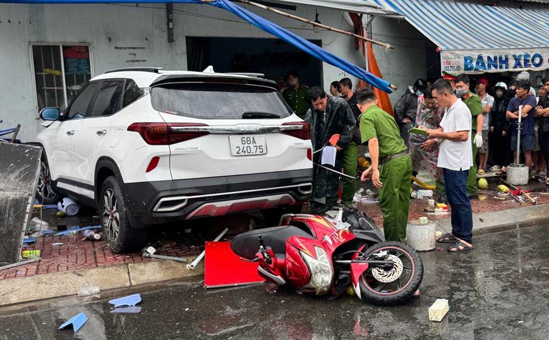 The car collided with a motorbike and crashed into a house, killing one person. Photo: Duy Tuan
