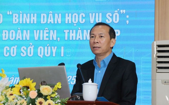 Sr. VO MANH - Presidente de la Federacion Laboral de la provincia de Thanh Hoa hablo en la conferencia sobre el desarrollo de miembros del sindicato y establecio sindicatos de base. Foto: Quach du