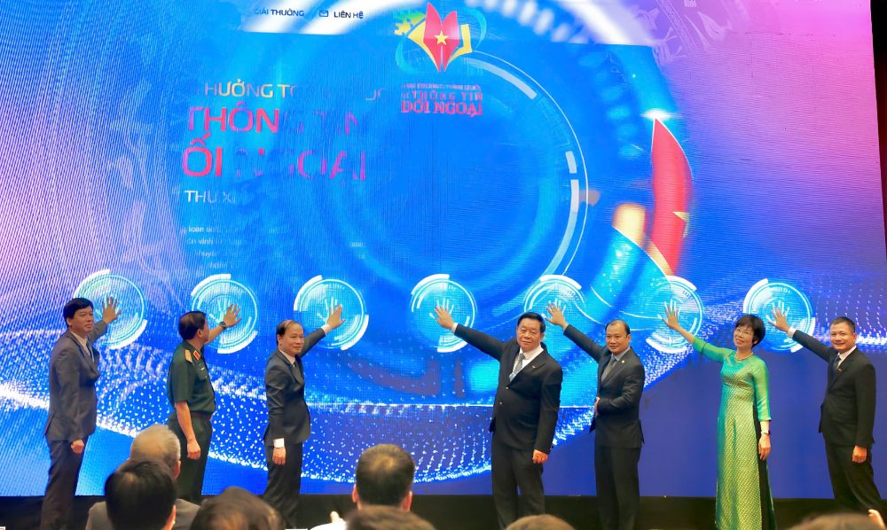 Los delegados realizaron el ritual de iniciar los premios del sitio web por informacion extranjera. Foto: AI Van