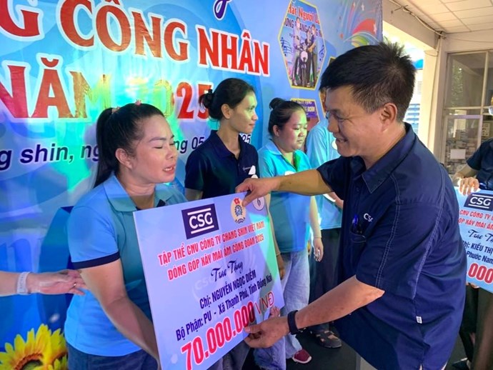 Chairman of the grassroots Trade Union Dang Tuan Tu presented the Trade Union Shelter to workers at the launching ceremony of Workers' Month 2025. Photo: Chang Shin Grassroots Trade Union