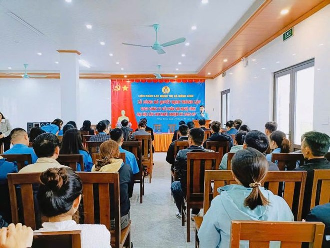 Union members attended the ceremony to announce the establishment of Nghe Tinh Fiber Company's Trade Union. Photo: Tran Tuan