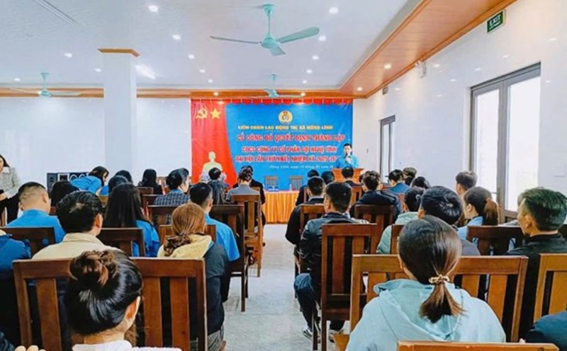 Union members attended the ceremony to announce the establishment of Nghe Tinh Fiber Company's Trade Union. Photo: Tran Tuan