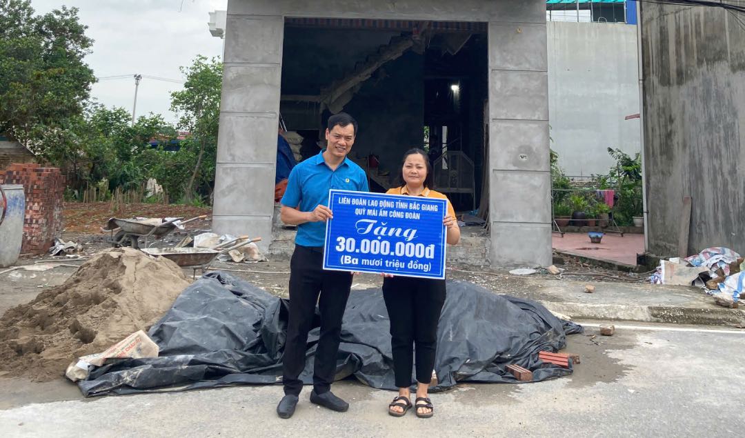 The leaders of the Tan Yen District Labor Federation presented financial support to build a house for the Trade Union Shelter to Ms. Duong Thi Quynh. Photo: Tan Yen District Labor Federation