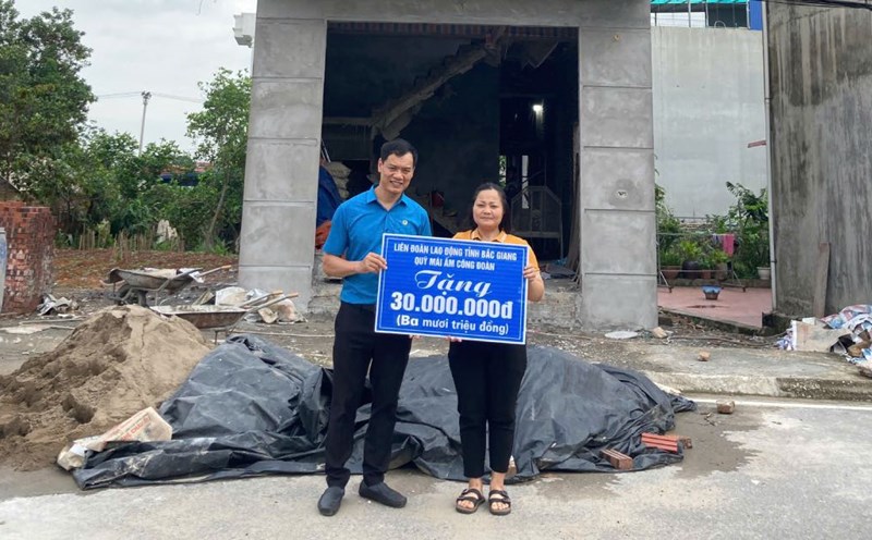 The leaders of the Tan Yen District Labor Federation presented financial support to build a house for the Trade Union Shelter to Ms. Duong Thi Quynh. Photo: Tan Yen District Labor Federation