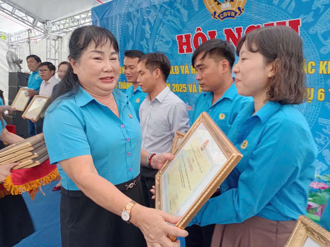 Ba Bui Thi Ngoc Trang - Chu tich Cong doan Cac KCN tinh Long An trao Bang khen Tong LD cho cac tap the. Anh: Ky Quan