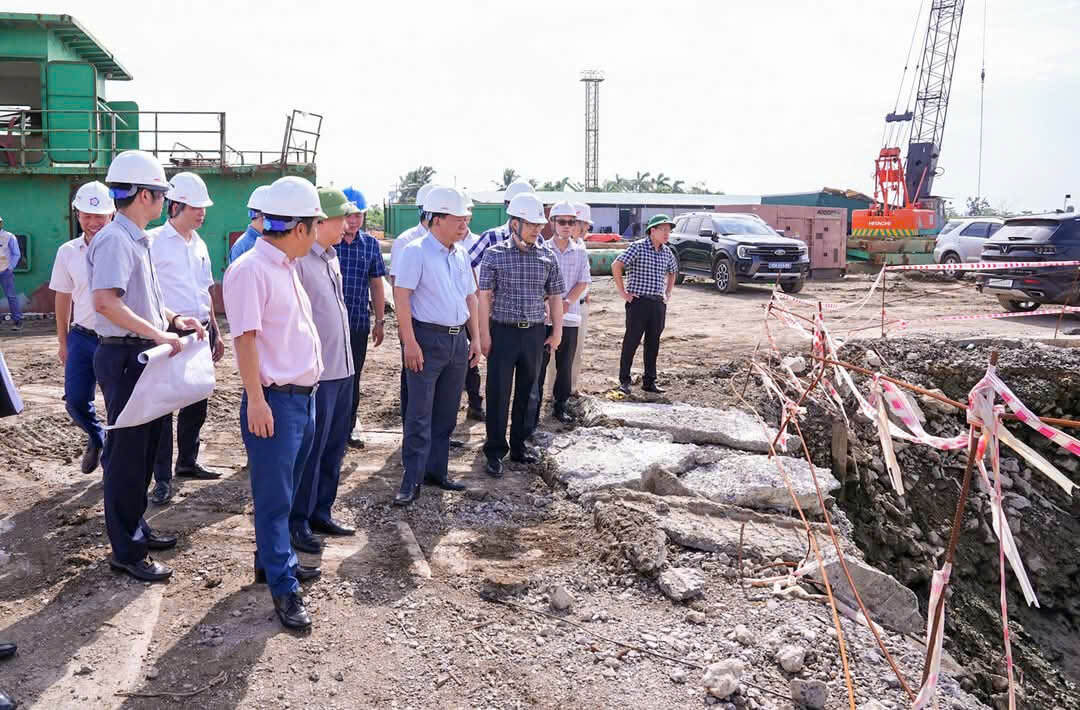 El vicepresidente del Comite Popular de la Ciudad de Hai Phong, verifica el campo del proyecto. Foto: Hai Phong E -Portal