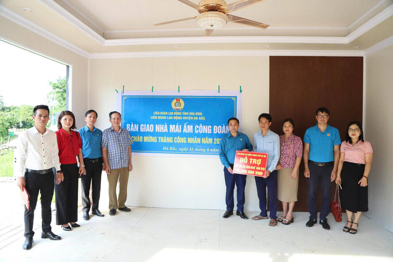 Representatives of the leaders of the Hoa Binh Provincial Federation of Labor and Da Bac District presented support to build "Union Shelter" houses for union members' families in difficult circumstances. Photo: Hoa Binh Provincial Federation of Labor