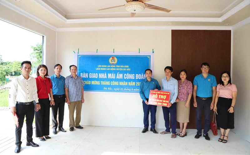 Representatives of the leaders of the Hoa Binh Provincial Federation of Labor and Da Bac District presented support to build "Union Shelter" houses for union members' families in difficult circumstances. Photo: Hoa Binh Provincial Federation of Labor