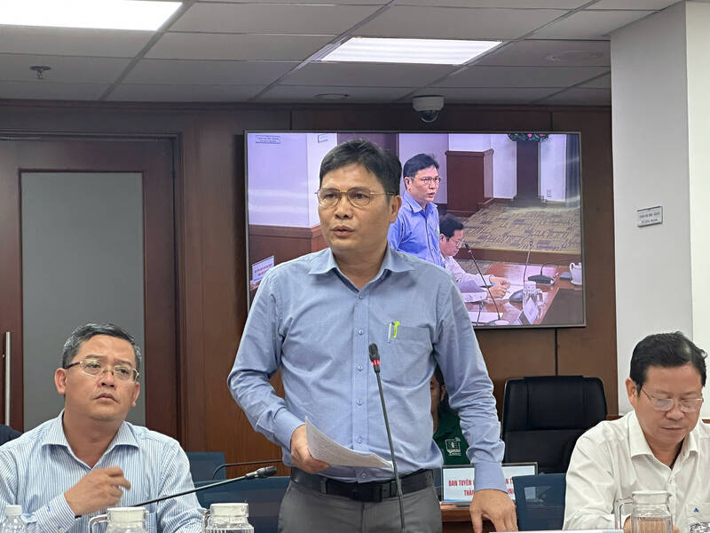 Mr. Pham Quang Hoi - Director of the Center for Agricultural Economic Transition Consulting and Support, Ho Chi Minh City Department of Industry and Trade informed about the Seed, High-Tech Agriculture and Ornamental Plants Week in 2025. Photo: Minh Tam