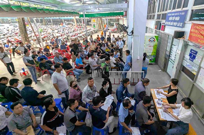 People waiting to submit documents for issuing and renewing driving licenses in Ho Chi Minh City. Photo: Anh Tu