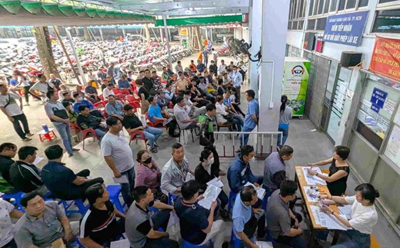 People waiting to submit documents for issuing and renewing driving licenses in Ho Chi Minh City. Photo: Anh Tu