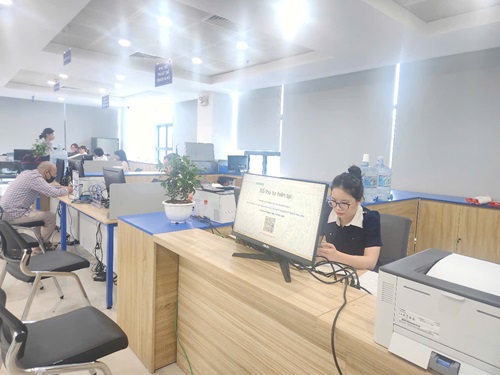 Hanoians sitting at home can still complete the construction permit procedures. Photo: Minh Hanh