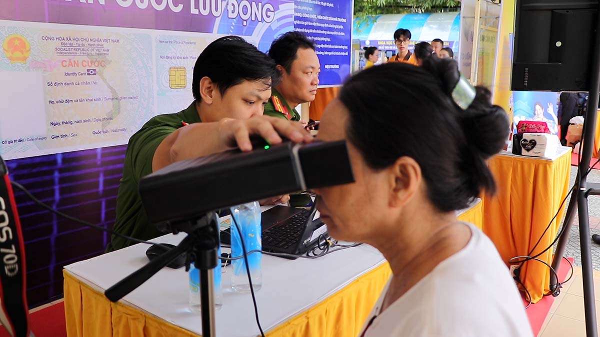 Nguoi dan TPHCM phan khoi lam can cuoc luu dong. Anh: Minh Tam