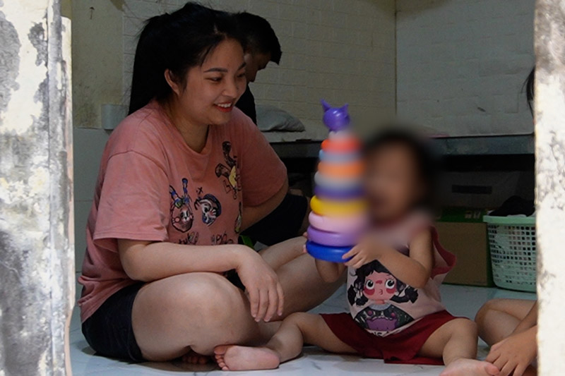 Trong dip he, con chi Duong Thi Linh chi biet choi cung anh chi trong xom tro hoac xem ti vi, dien thoai. Anh: Hoang Xuyen