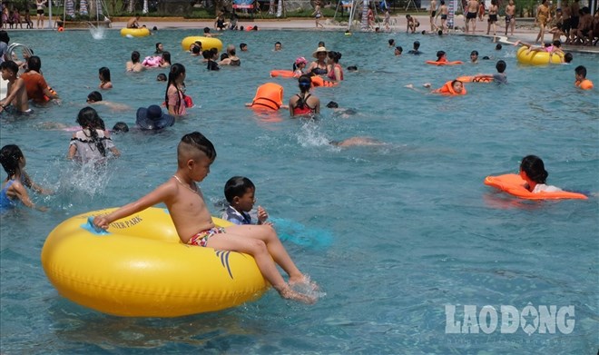 Parents in Hai Duong are eager to let their children learn to swim to prevent drowning.