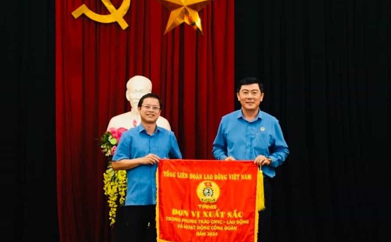 Mr. Nguyen Hoang Phong (left cover) - Chairman of the Gia Lai Provincial Federation of Labor presented the Emulation Flag of the Vietnam General Confederation of Labor to the Duc Co District Federation of Labor. Photo: Thanh Tuan