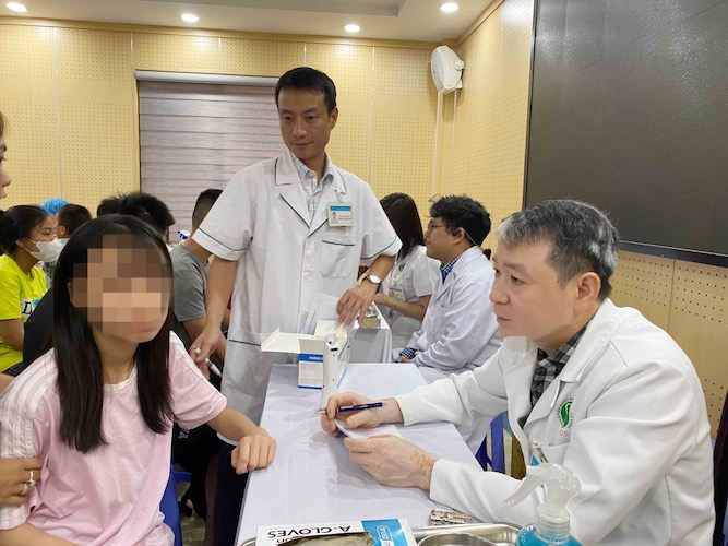 Doctors at the Central Dental and Maxillofacial Hospital in Hanoi examine people with health insurance. Photo: Thuy Linh