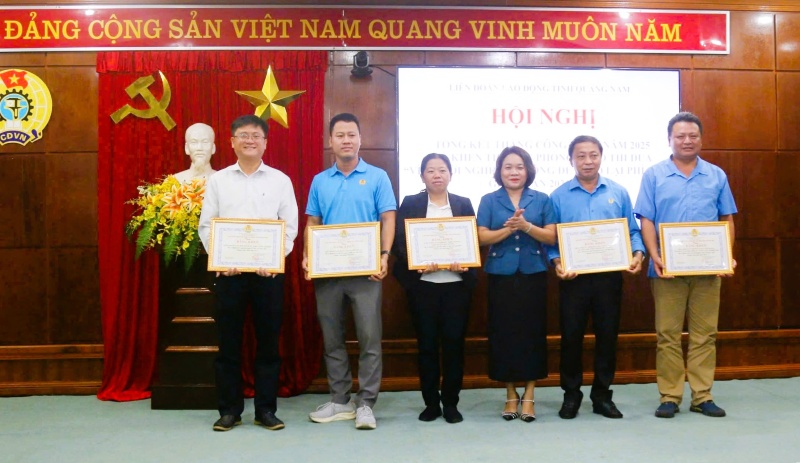 Lanh dao Ban Tuyen giao va Dan van Quang Nam trao bang khen cho cac tap the, ca nhan tieu bieu cua Cong doan Quang Nam trong phong trao “Vi nguoi ngheo” giai doan 2021 - 2025. Anh: DVCC
