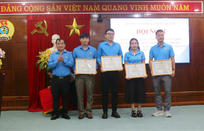 Lanh dao LDLD Quang Nam khen thuong cac guong dien hinh trong Thang Cong nhan 2025. Anh: DVCC