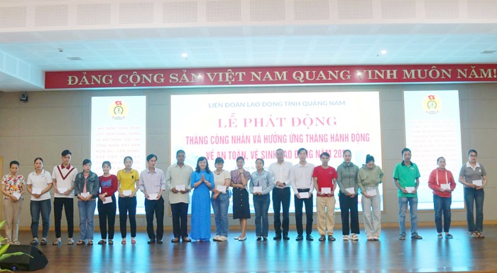 Quang Nam leaders presented gifts to union members in difficult circumstances at the launching ceremony of "Workers' Month 2025". Photo: Thuy Hong