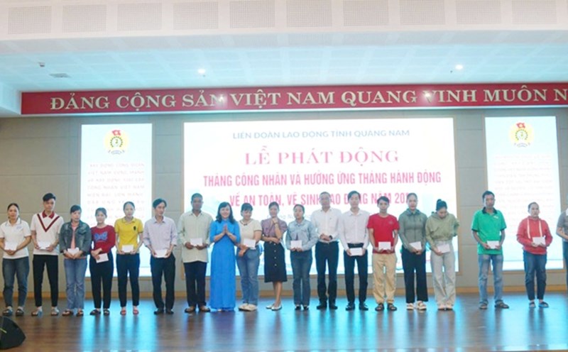 Quang Nam leaders presented gifts to union members in difficult circumstances at the launching ceremony of "Workers' Month 2025". Photo: Thuy Hong