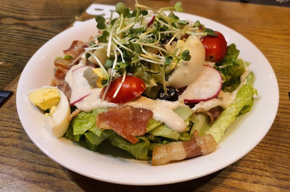 Cambie la comida de fin de semana con ensalada Cesar facil de hacer y nutritivo. Foto: Tuan dat