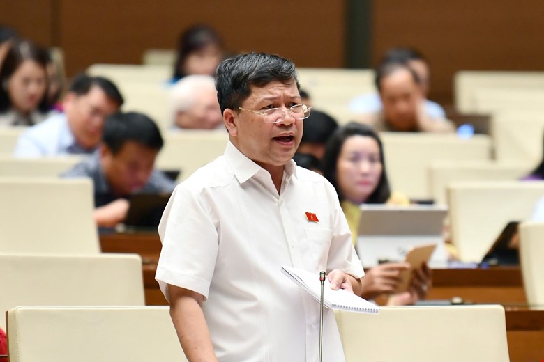Los diputados de la Asamblea Nacional Ta Van Ha hablaron sobre la declaracion del impuesto sobre la renta personal no en linea, deben regresar a su ciudad natal dos veces. Foto: Quochoi.vn