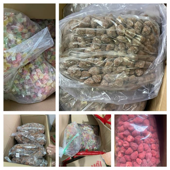 Công an phát hiện tại kho chứa hàng của bà Dung có chứa các mặt hàng trà, mứt, bánh kẹo và các loại rau, củ, quả sấy khô
