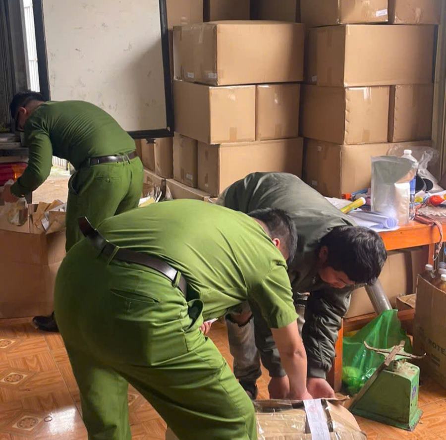 Công an tỉnh Lâm Đồng đã phối hợp với Công an thị trấn Liên Nghĩa (huyện Đức Trọng) kiểm tra cơ sở kinh doanh Mỹ Dung. 