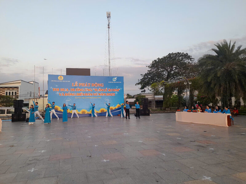 Tra Vinh trade unions at all levels mobilized to donate more than 2,200 Ao Dai to workers and laborers in difficult circumstances. Photo: Hoang Loc