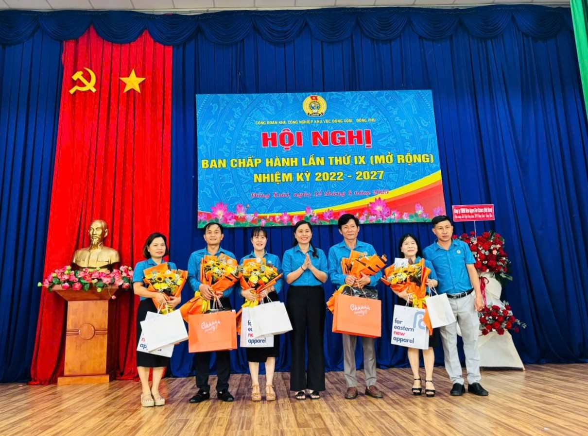 Cac CDCS tang qua cho Cong doan Khu cong nghiep Khu vuc Dong Xoai - Dong Phu. Anh: LDLD BP