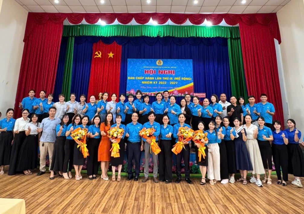 The Dong Xoai - Dong Phu Industrial Park Trade Union took a souvenir photo with the delegates before handing over the grassroots trade union to the Binh Phuoc Provincial Federation of Labor. Photo: Provided by BP Labor Federation