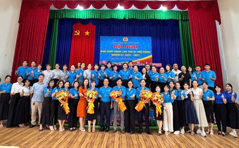 The Dong Xoai - Dong Phu Industrial Park Trade Union took a souvenir photo with the delegates before handing over the grassroots trade union to the Binh Phuoc Provincial Federation of Labor. Photo: Provided by BP Labor Federation