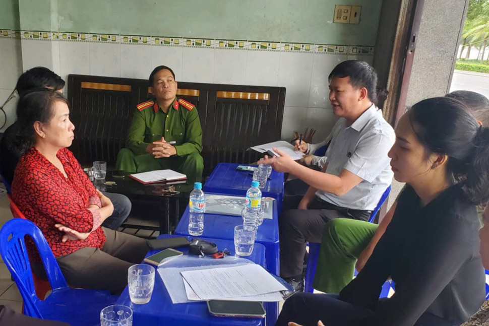 El equipo de inspeccion interdisciplinaria de Quy Nhon City (Binh Dinh) trabaja con el propietario de la tienda de caracol, acusado de vender articulos rancios. Foto: NGOC ANH