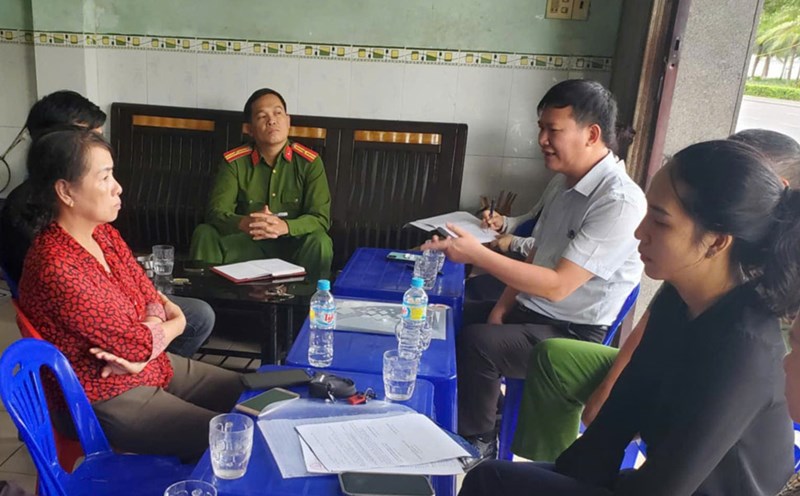 The interdisciplinary inspection team of Quy Nhon City (Binh Dinh) worked with the owner of the snail restaurant accused of selling sticky rice. Photo: Ngoc Anh