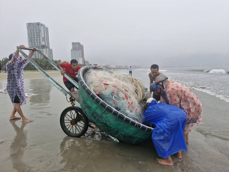 Los pescadores en Man Thai Beach (Son Tra District, Da Nang) buscaron reforzar y llevar el bote a la orilla para evitar tormentas. Foto: Thu Giang