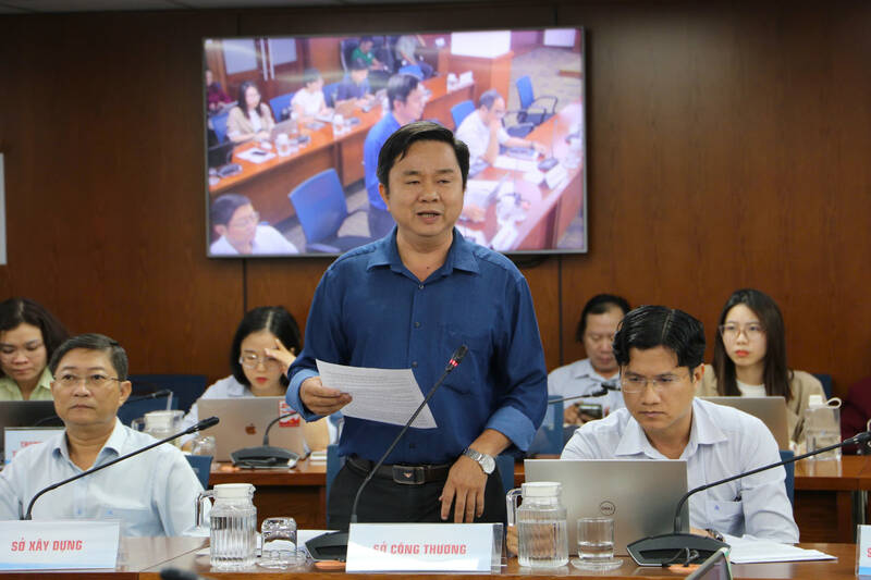 Dai dien So Cong Thuong TPHCM thong tin ve tinh hinh kiem soat hoat dong kinh doanh hoa chat cho Kim Bien. Anh: Minh Tam