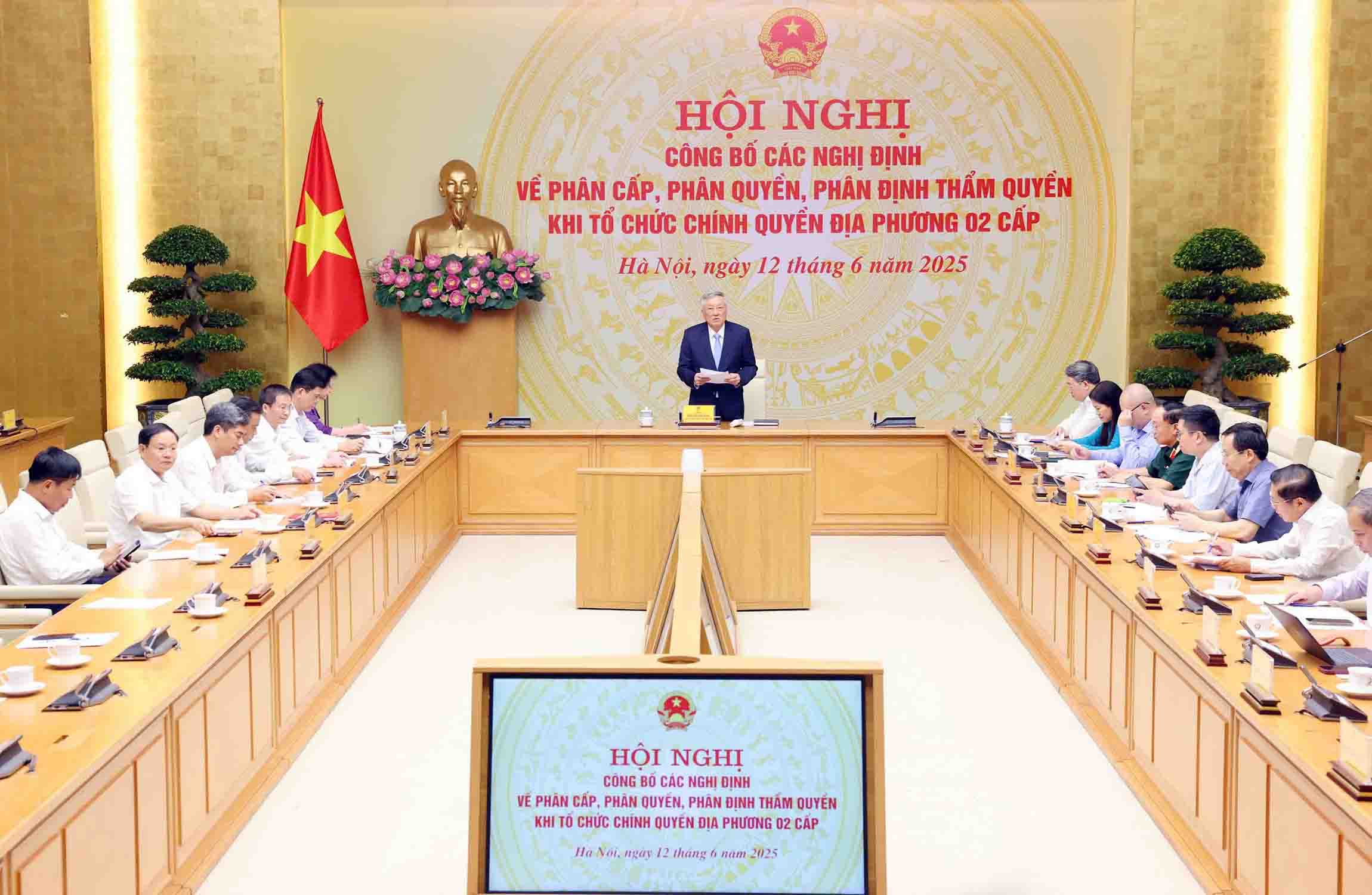 Pho Thu tuong Thuong truc Chinh phu Nguyen Hoa Binh cho rang, phai no luc het minh vi nguoi dan. Anh: Anh Huy.