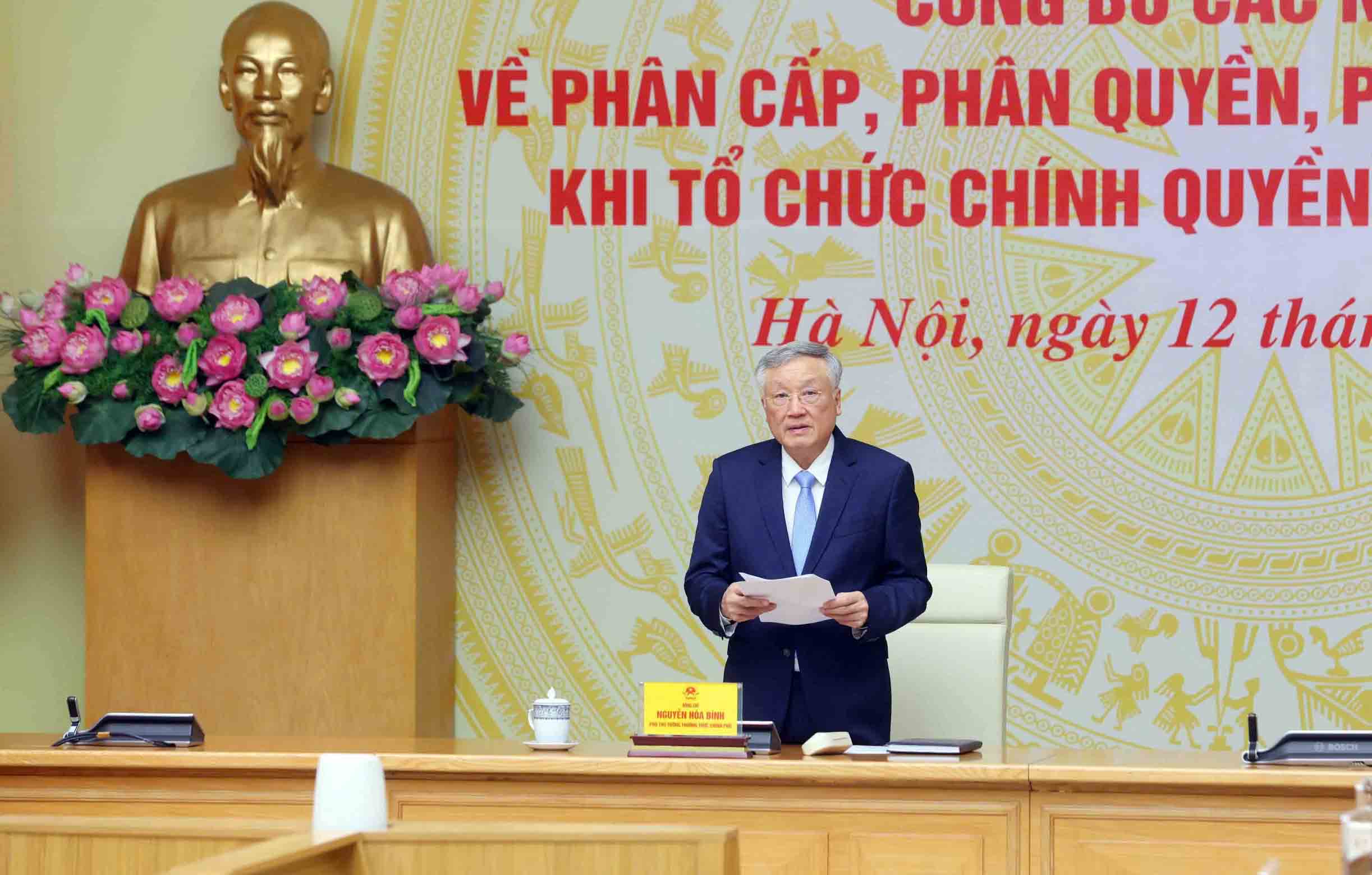 Miembro del Politburo, el viceprimer ministro permanente, Nguyen Hoa Binh, reconocio y aprecio mucho los ministerios y ramas que han construido 28 decretos a tiempo. Foto: Anh Huy.