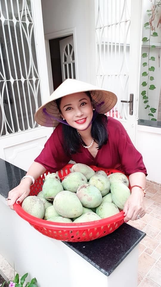 Viet Trinh khoe thanh qua thu hoach vuon cua minh.