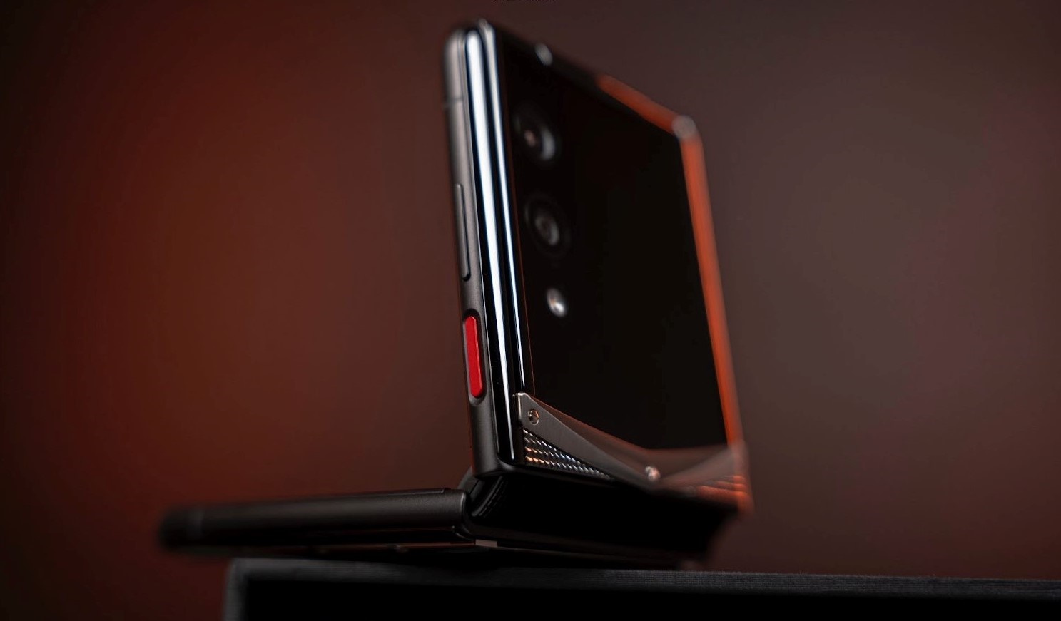 The limited edition of Vertu quantum Flip foldable smartphone has officially appeared in Vietnam, with the first image announced by Vertu Vietnam. Photo: Loan Tran