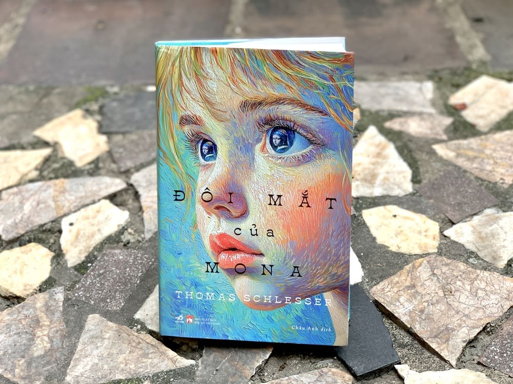 El libro "The Eyes of Mona" de Thomas Schlesser por la editorial de mujeres vietnamitas y el libro NHA Nam. Foto: Editorial