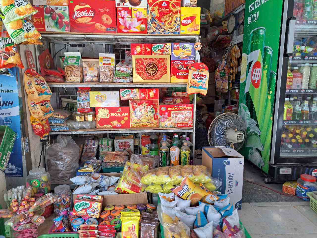 Muchos vendedores pequeños no tienen que registrarse en hogares comerciales. Foto: Luc Giang