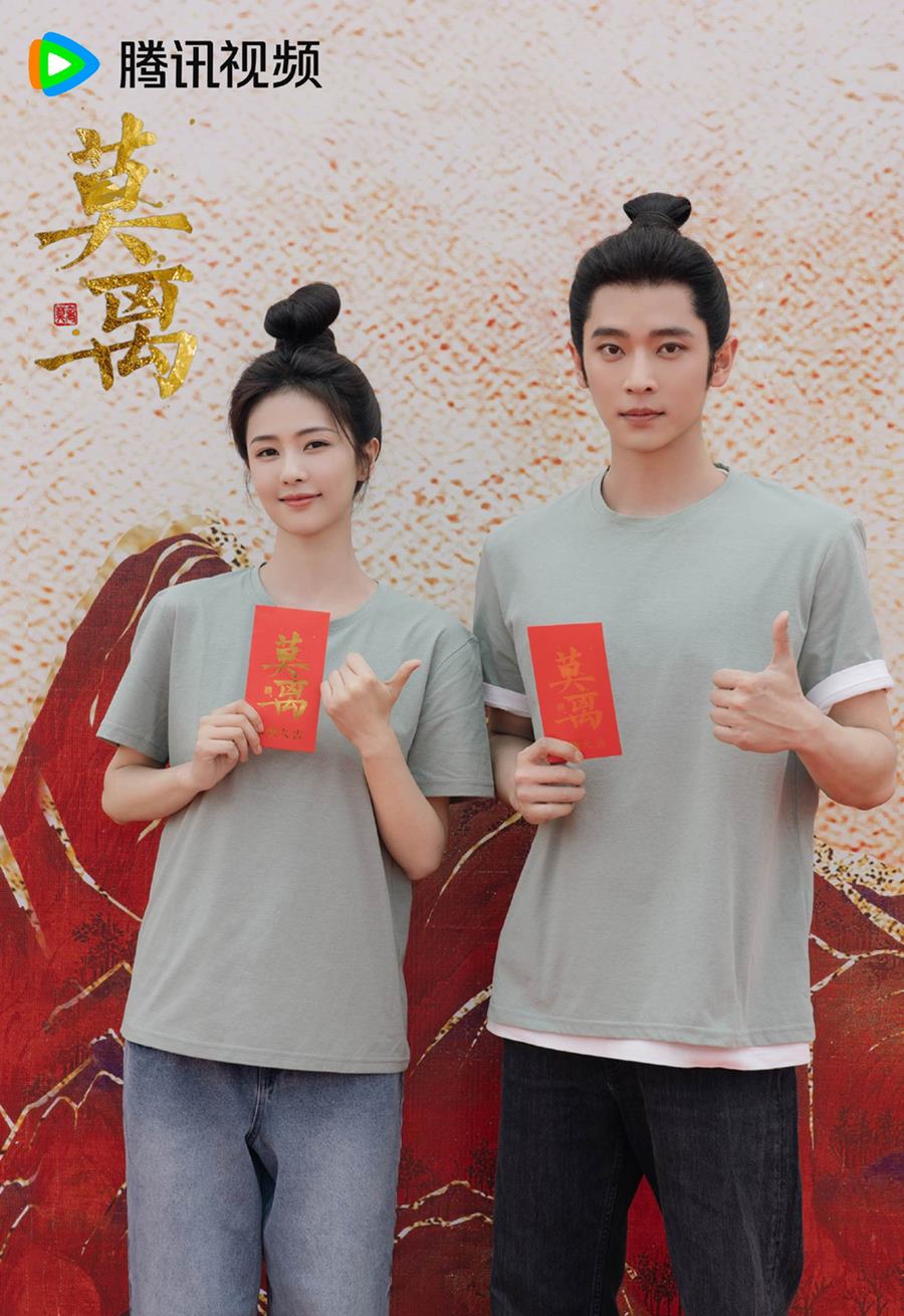 Bach Loc va Thua Loi trong buoi le khai may phim “Mac ly“. Anh: Nha san xuat phim