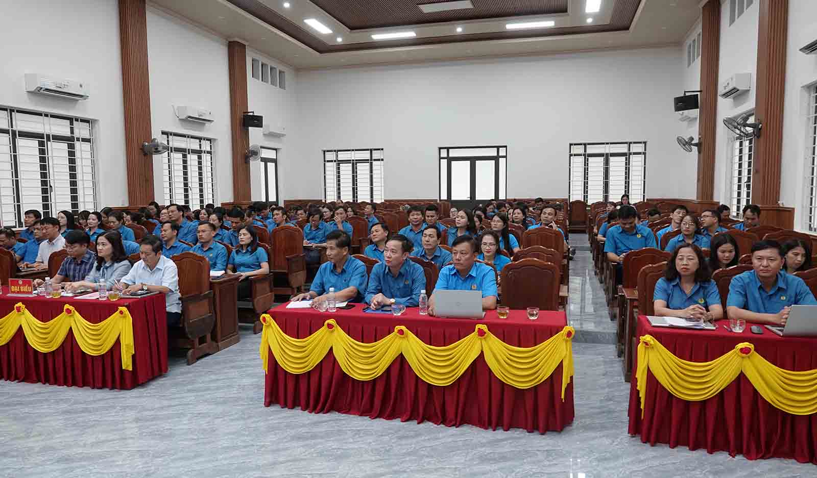 Delegates attending the conference to review the first 6 months of 2025 of the Ha Tinh Provincial Federation of Labor. Photo: Tran Tuan.