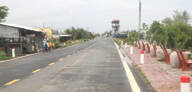 Both sides of the eastern sea dike of Bac Lieu were encroached by people. Photo: Nhat Ho